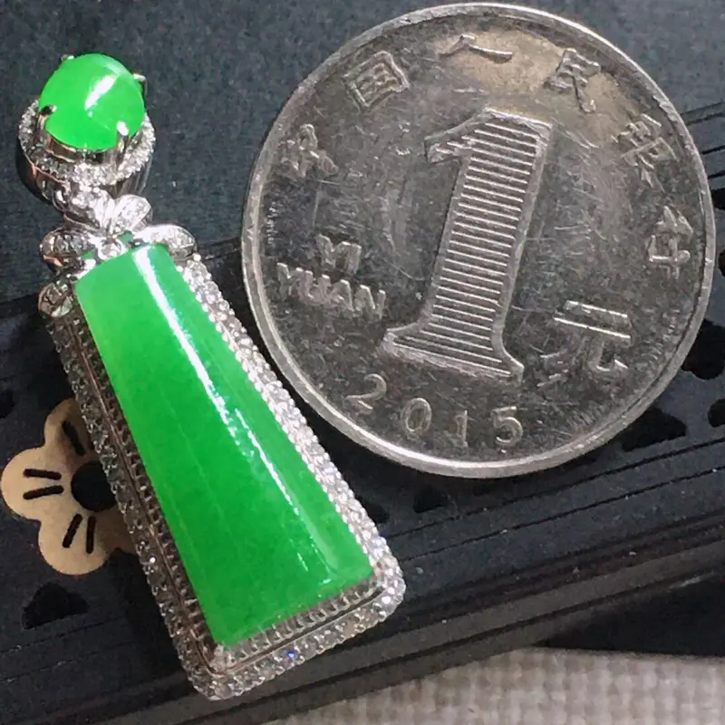 【缅甸翡翠18k金围钻豪华镶嵌满绿素面牌吊坠,自然光实拍,颜色漂亮,玉质莹润,佩戴佳品,包金尺寸:35.8*12.0*8.8mm,裸石尺寸:20.8*9.4*3.5mm,重5.53克】图5