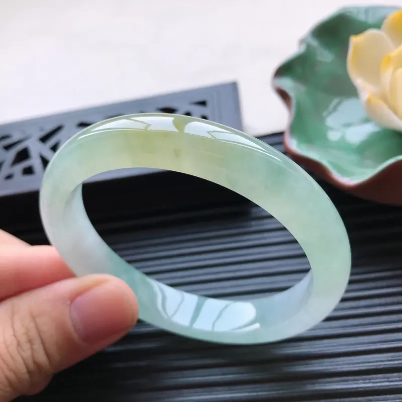 【天然翡翠A货糯化种飘黄翡正圈手镯,尺寸56.6-11-7.2mm,玉质细腻,种水好,胶感十足,底色好,上手效果漂亮】图3