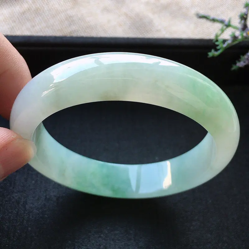 【精品翡翠手镯,雕工精美,玉质莹润,尺寸:内径:58MM,玉:13.8*7.7MM,总质量:60.8g】图5