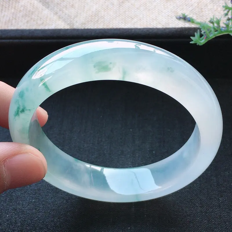 【精品翡翠手镯,雕工精美,玉质莹润,尺寸:内径:54.4MM,玉:13.9*7.8MM,总质量:57.9g】图6