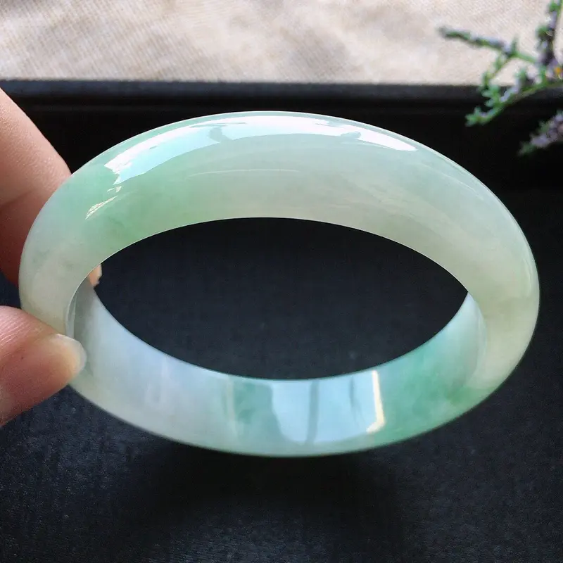 【精品翡翠手镯,雕工精美,玉质莹润,尺寸:内径:58MM,玉:13.8*7.7MM,总质量:60.8g】图4