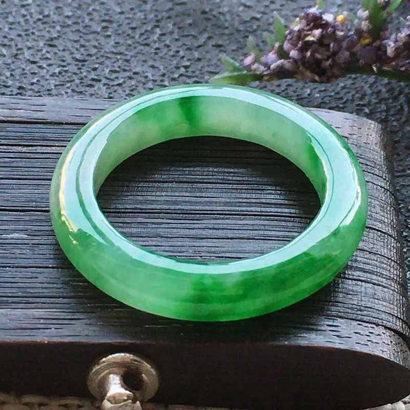 【精品翡翠戒指,雕工精美,玉质莹润,尺寸:内径:16MM,玉:3.6*5.3MM,总质量:2.1g】图7