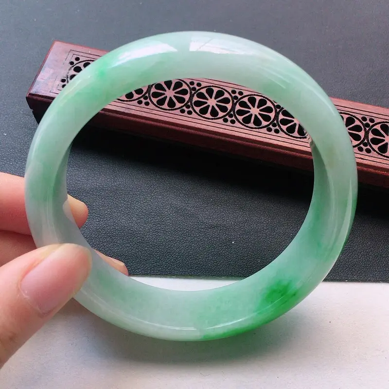 【缅甸翡翠60圈口带绿正圈手镯,自然光实拍,颜色漂亮,玉质莹润,佩戴佳品,尺寸:60.5*16.7*8.9mm,重75.15克】图3