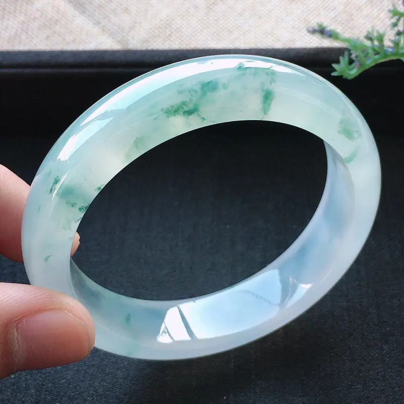 【精品翡翠手镯,雕工精美,玉质莹润,尺寸:内径:54.4MM,玉:13.9*7.8MM,总质量:57.9g】图3