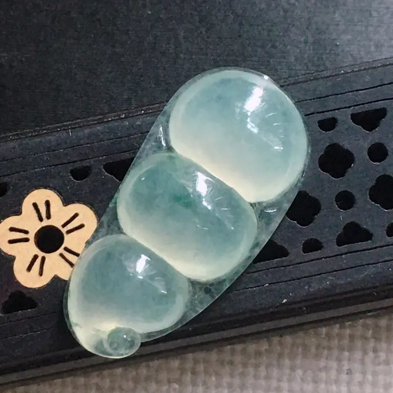 【缅甸翡翠飘花发财豆吊坠,自然光实拍,颜色漂亮,玉质莹润,佩戴佳品,尺寸:31.6*15.3*6.7mm,重5.30克】图3