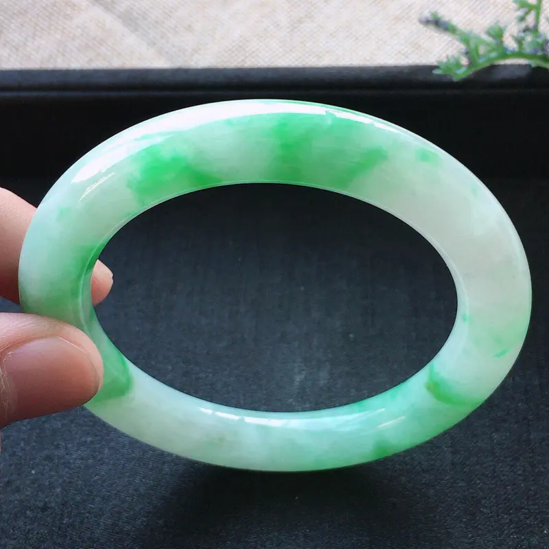 【精品翡翠手镯,雕工精美,玉质莹润,有纹不扣手,尺寸:内径:53.8MM,玉:9.5*10.1MM,总质量:52.6g】图6