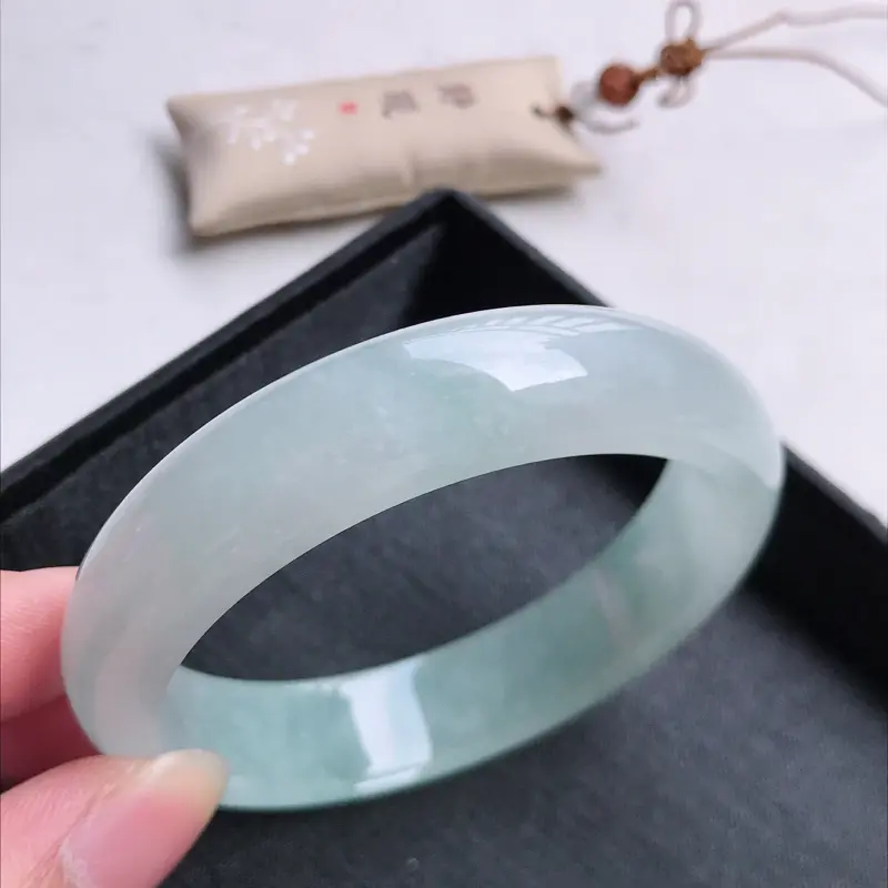 【正圈57,尺寸:57*13.8*7.5,缅甸天然翡翠好种冰润老坑手镯,质地细腻,种老,水润幼洁全胶感,冰晴绿,小暗纹,颜色漂亮。111317】图7