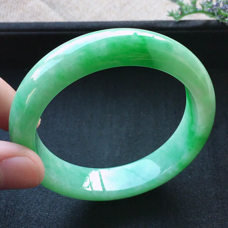 【精品翡翠手镯,雕工精美,玉质莹润,尺寸:内径:55.5MM,玉:13.7*8.4MM,总质量:64.8g】图3