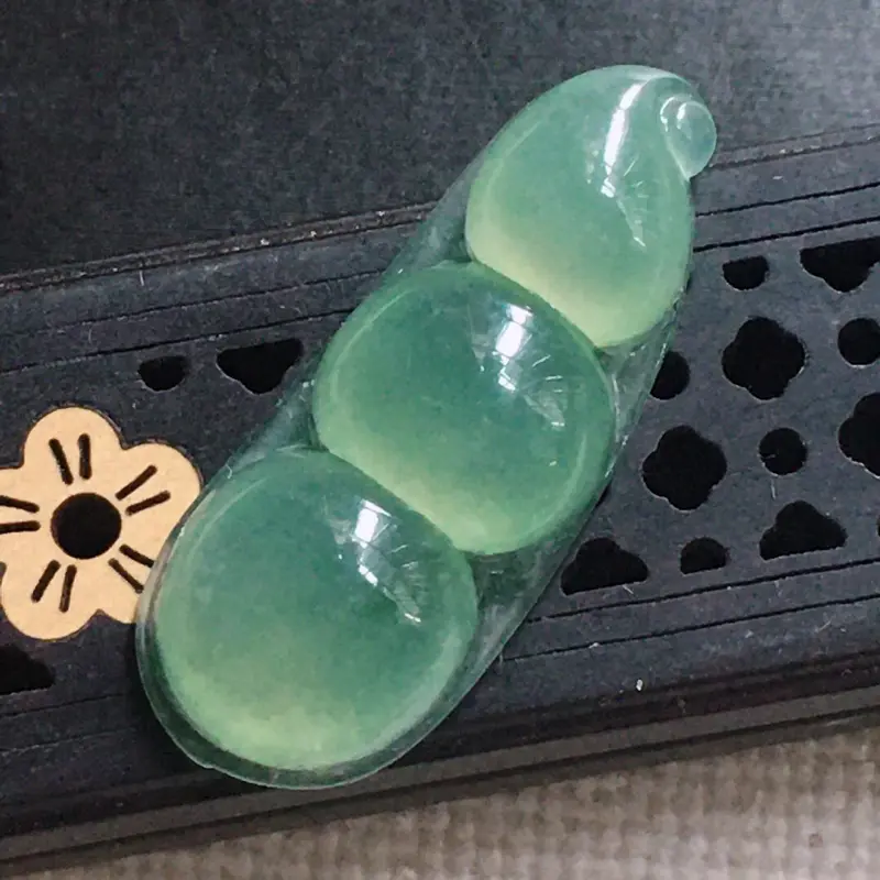 【缅甸翡翠发财豆吊坠,自然光实拍,颜色漂亮,玉质莹润,佩戴佳品,尺寸:34.5*13.7*6.0mm,重4.83克】图1