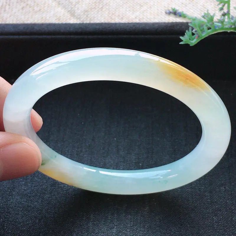 【精品翡翠贵妃手镯,雕工精美,玉质莹润,尺寸:内径:52.4*46MM,相当于50.9mm正装手镯,玉:7.9*8MM,总质量:32.2g】图5