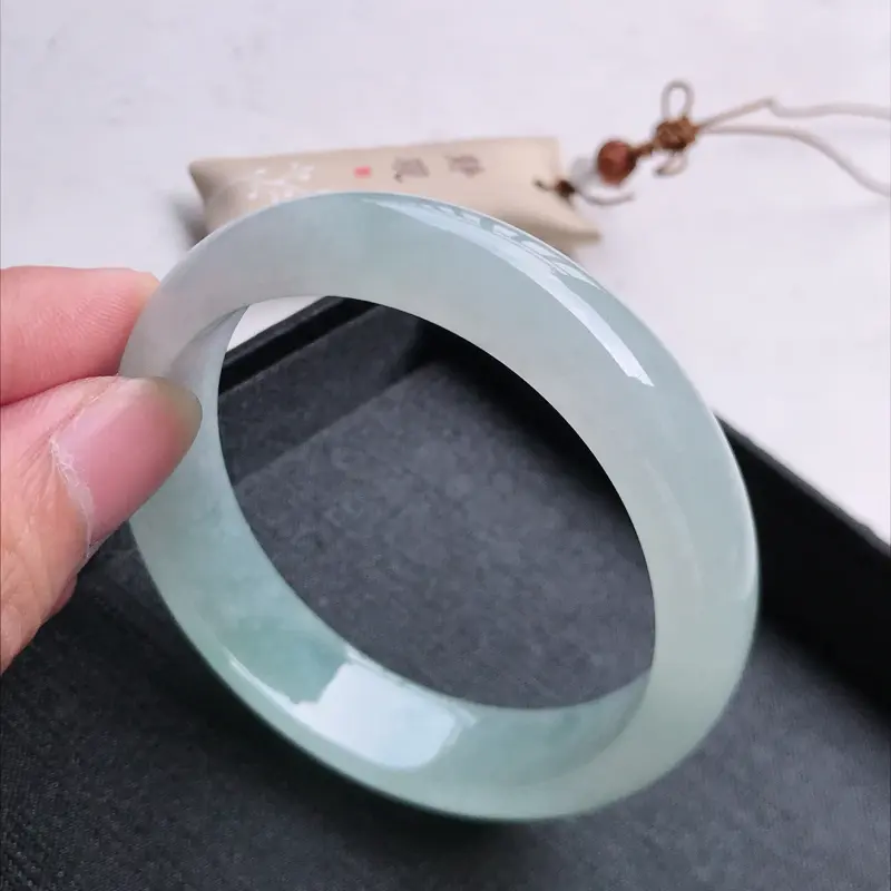 【正圈57,尺寸:57*13.8*7.5,缅甸天然翡翠好种冰润老坑手镯,质地细腻,种老,水润幼洁全胶感,冰晴绿,小暗纹,颜色漂亮。111317】图2