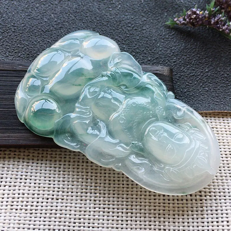 【精品翡翠观音吊坠,雕工精美,玉质莹润,尺寸:玉:60.9*37.1*5MM,总质量:17.8g】图3