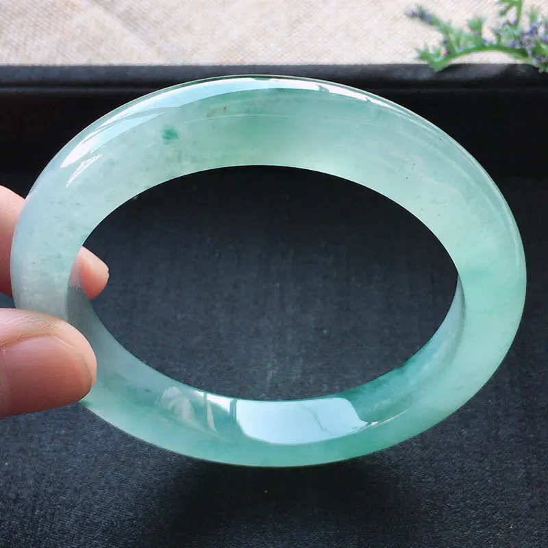 【精品翡翠手镯,雕工精美,玉质莹润,尺寸:内径:57MM,玉:11*9MM,总质量:57.4g】图4
