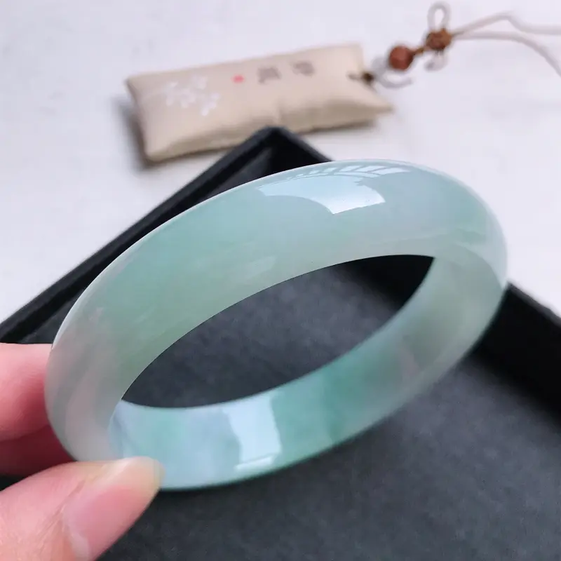 【正圈59,尺寸:59*14.2*8,缅甸天然翡翠好种冰润老坑手镯,质地细腻,种老,水润幼洁全胶感,春彩,一点暗纹,颜色漂亮。111303】图7