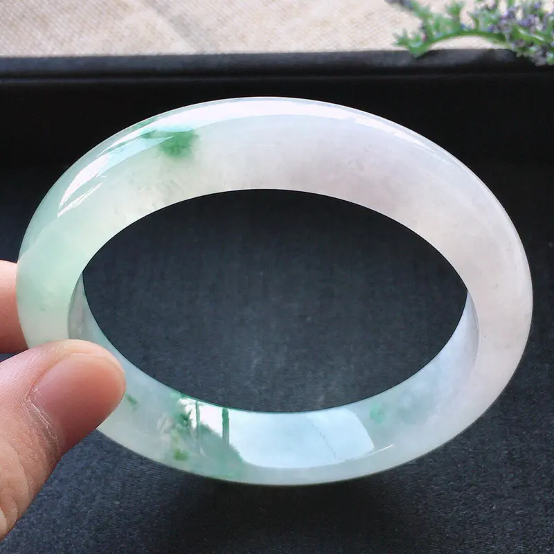 【精品翡翠手镯,雕工精美,玉质莹润,尺寸:内径:57.5MM,玉:12.8*8.3MM,总质量:59.2g】图6