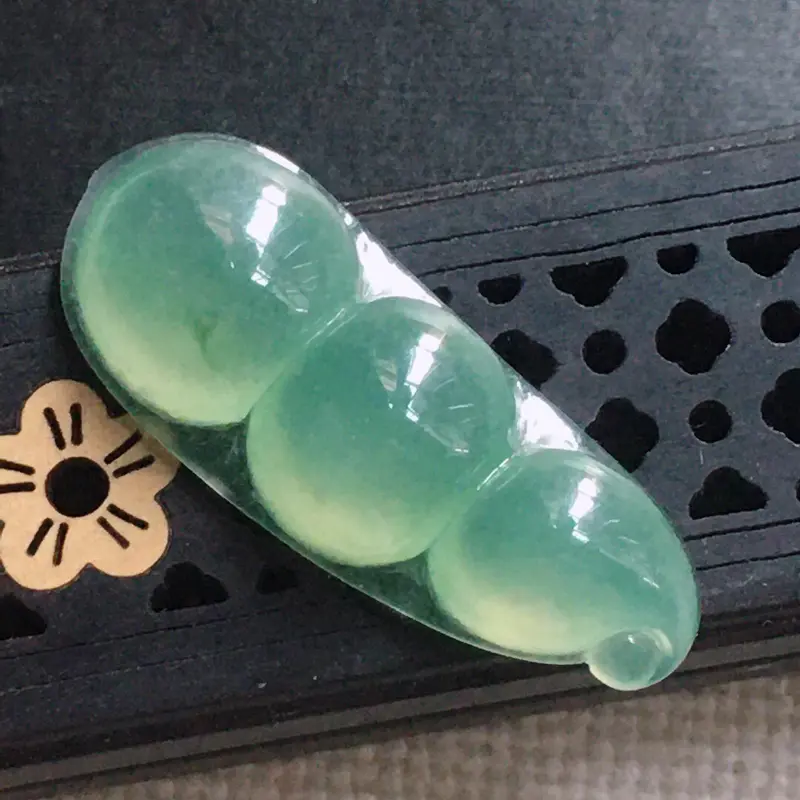 【缅甸翡翠发财豆吊坠,自然光实拍,颜色漂亮,玉质莹润,佩戴佳品,尺寸:34.5*13.7*6.0mm,重4.83克】图2