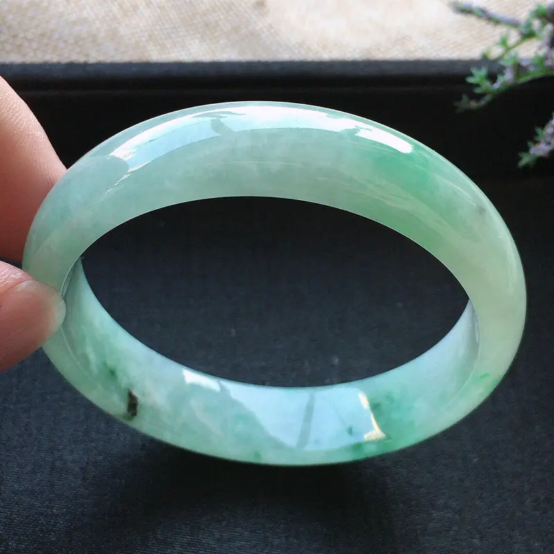【精品翡翠手镯,雕工精美,玉质莹润,尺寸:内径:54.8MM,玉:13.3*6.7MM,总质量:46.1g】图5
