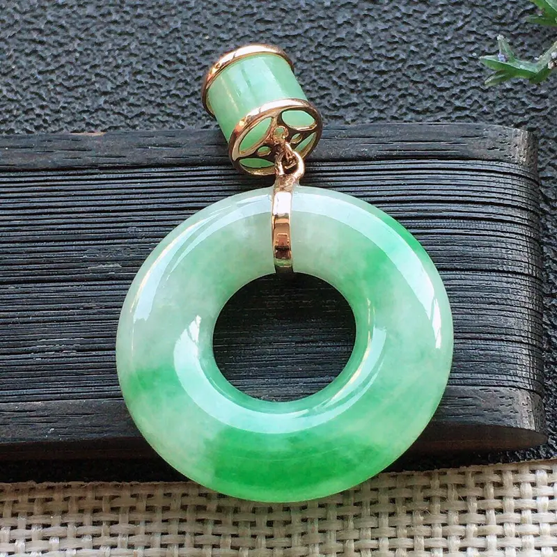 【精品翡翠18K吊坠,雕工精美,玉质莹润,尺寸:裸石尺寸:23.6*5.6MM,总质量:6.6g】图1