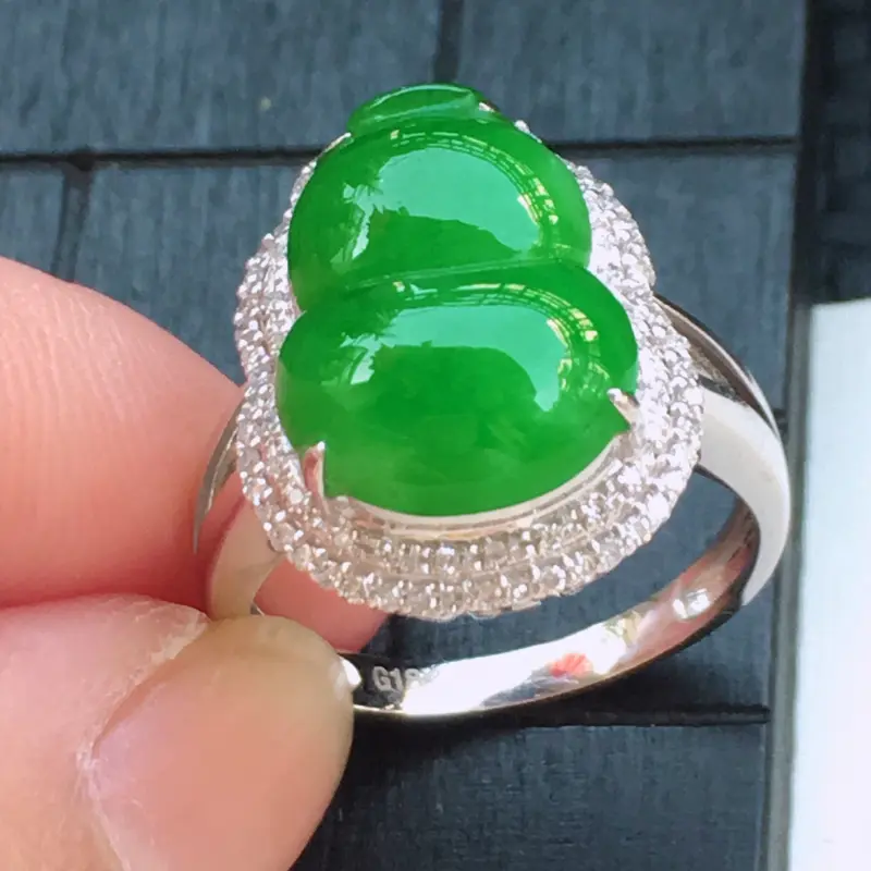 【翡翠a货,18K金伴钻糯化种满色阳绿精美翡翠葫芦戒指,玉质细腻,底色漂亮,上身高贵,尺寸连金17.9/14.3/9.8,裸石14.3/10.8/5.0,内径17.0,14号圈口】图1