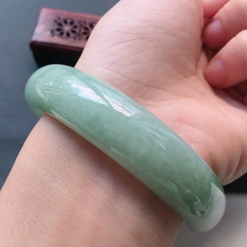 【缅甸翡翠57圈口浅绿正圈手镯,自然光实拍,颜色漂亮,玉质莹润,佩戴佳品,尺寸:57.0*14.4*9.6mm,重58.97克】图8
