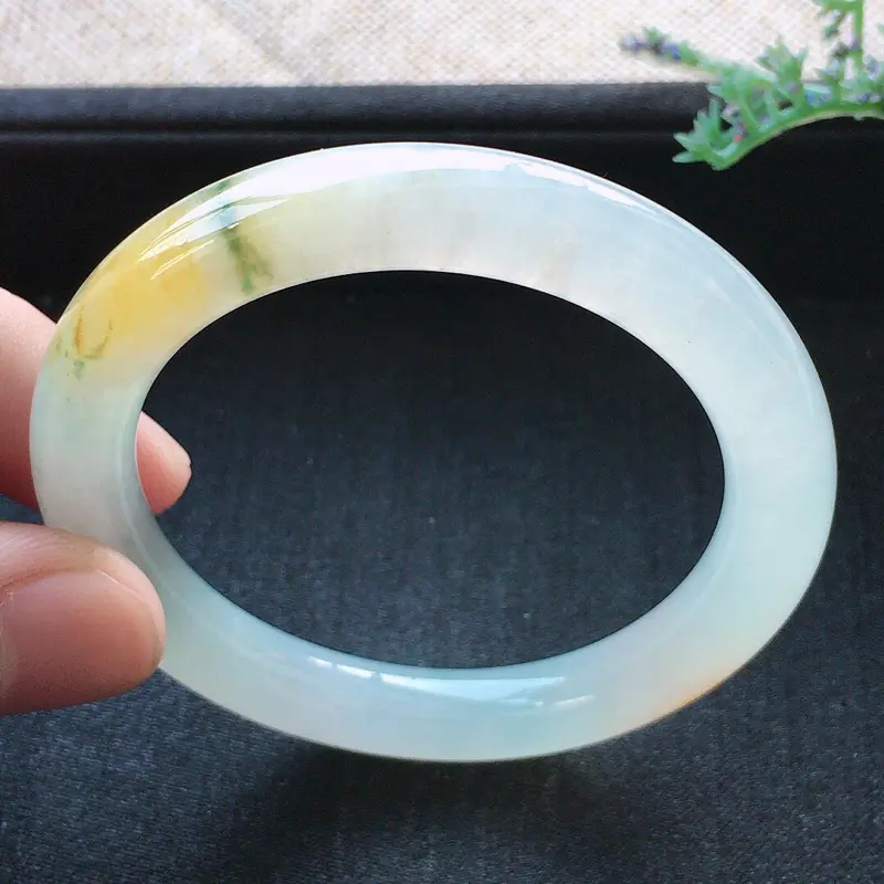 【精品翡翠贵妃手镯,雕工精美,玉质莹润,尺寸:内径:52.4*46MM,相当于50.9mm正装手镯,玉:7.9*8MM,总质量:32.2g】图6