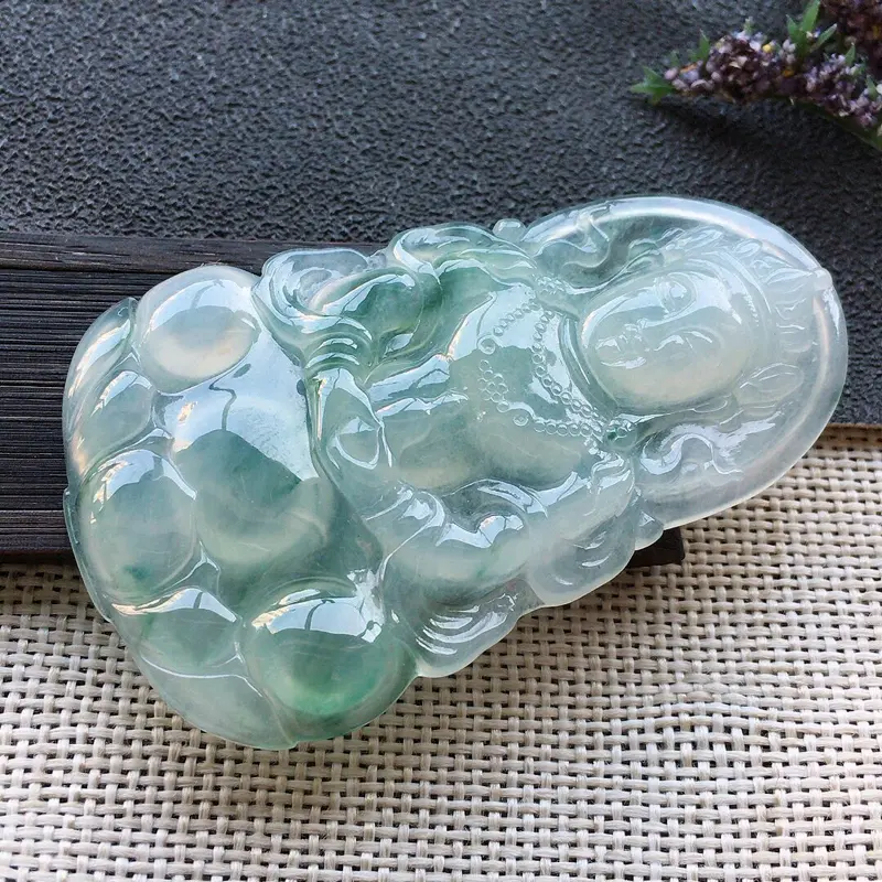 【精品翡翠观音吊坠,雕工精美,玉质莹润,尺寸:玉:60.9*37.1*5MM,总质量:17.8g】图2