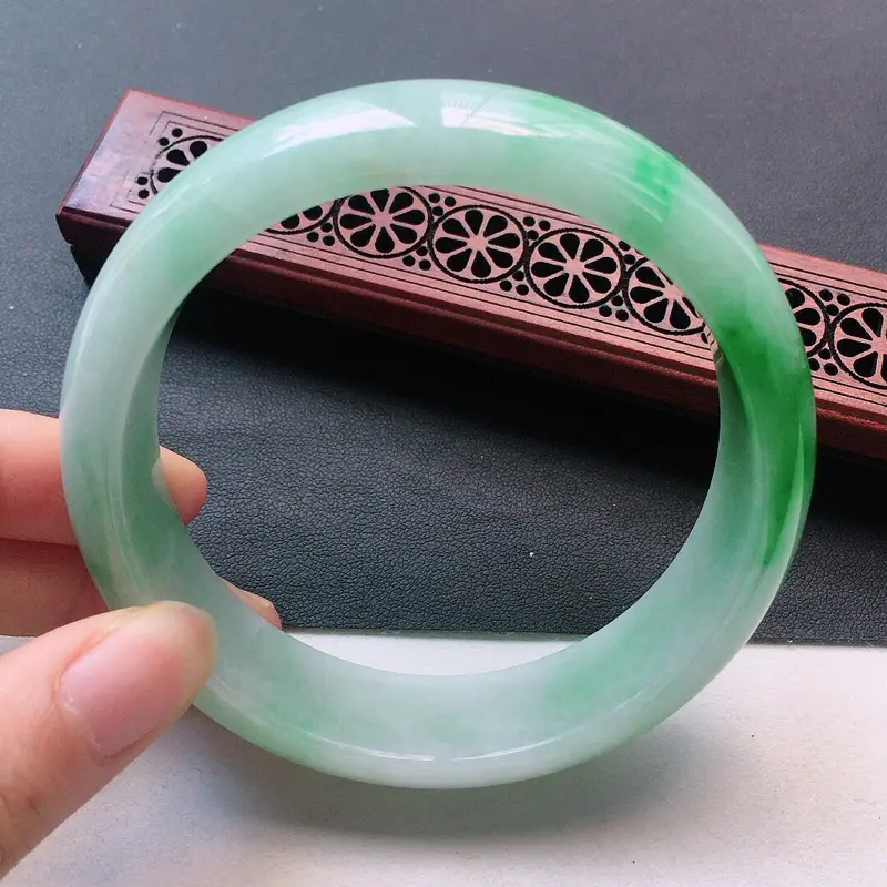 【缅甸翡翠60圈口带绿正圈手镯,自然光实拍,颜色漂亮,玉质莹润,佩戴佳品,尺寸:60.5*16.7*8.9mm,重75.15克】图2