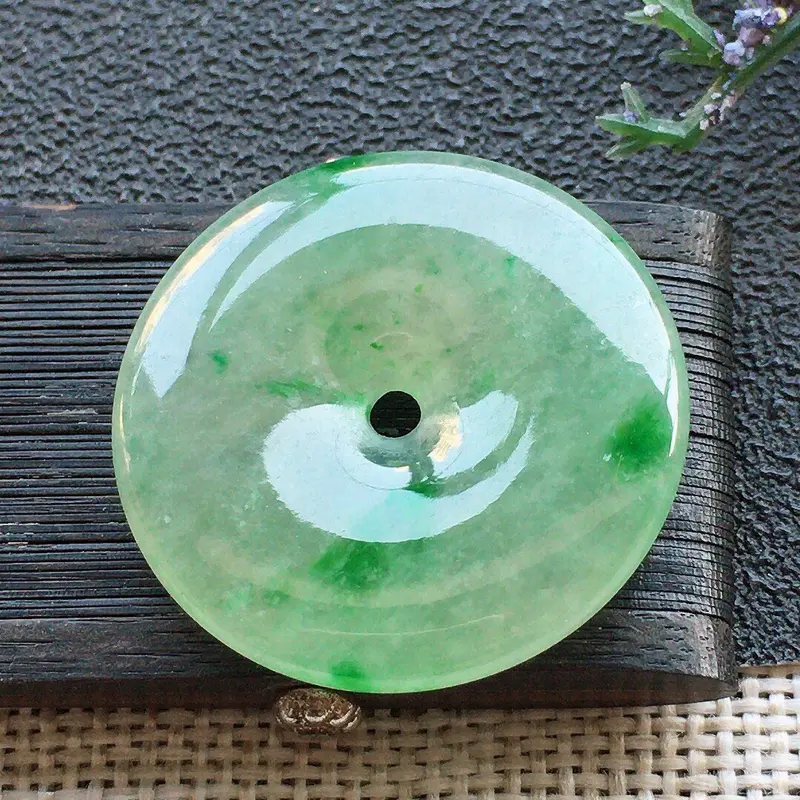 【精品翡翠平安扣吊坠,雕工精美,玉质莹润,尺寸:玉:27.4*4.5MM,总质量:7.4g】图1