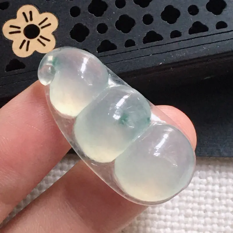 【缅甸翡翠飘花发财豆吊坠,自然光实拍,颜色漂亮,玉质莹润,佩戴佳品,尺寸:31.6*15.3*6.7mm,重5.30克】图6