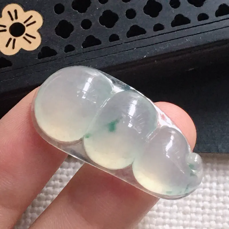 【缅甸翡翠飘花发财豆吊坠,自然光实拍,颜色漂亮,玉质莹润,佩戴佳品,尺寸:31.6*15.3*6.7mm,重5.30克】图8