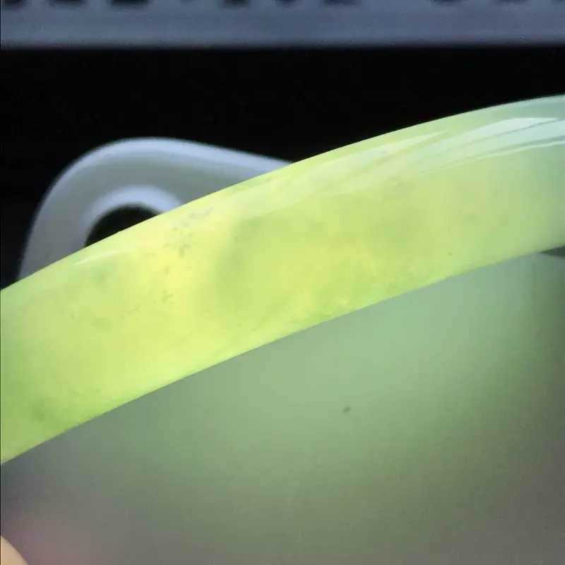 【天然翡翠A货冰糯种飘绿圆条手镯,尺寸57.7-9.8-9.4mm,有纹玉质细腻,种水好,胶感十足,底色好,上手效果漂亮】图6