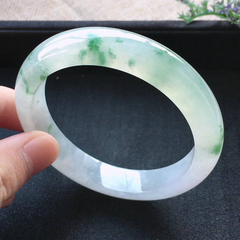 【精品翡翠手镯,雕工精美,玉质莹润,尺寸:内径:57.5MM,玉:12.8*8.3MM,总质量:59.2g】图1