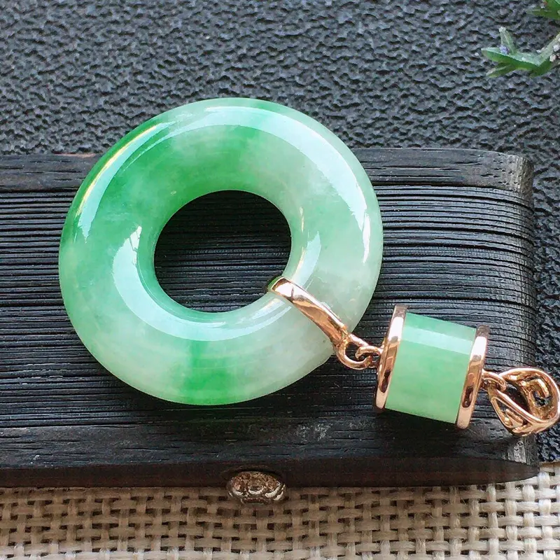 【精品翡翠18K吊坠,雕工精美,玉质莹润,尺寸:裸石尺寸:23.6*5.6MM,总质量:6.6g】图3