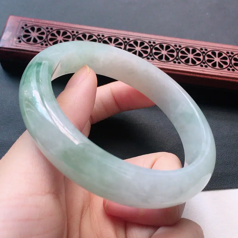【缅甸翡翠56圈口飘花正圈手镯,自然光实拍,颜色漂亮,玉质莹润,佩戴佳品,尺寸:56.1*13.3*10.1mm,重59.20克】图6