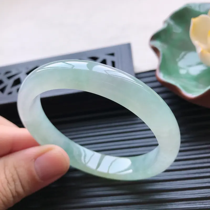 【天然翡翠A货糯化种飘黄翡正圈手镯,尺寸56.6-11-7.2mm,玉质细腻,种水好,胶感十足,底色好,上手效果漂亮】图5