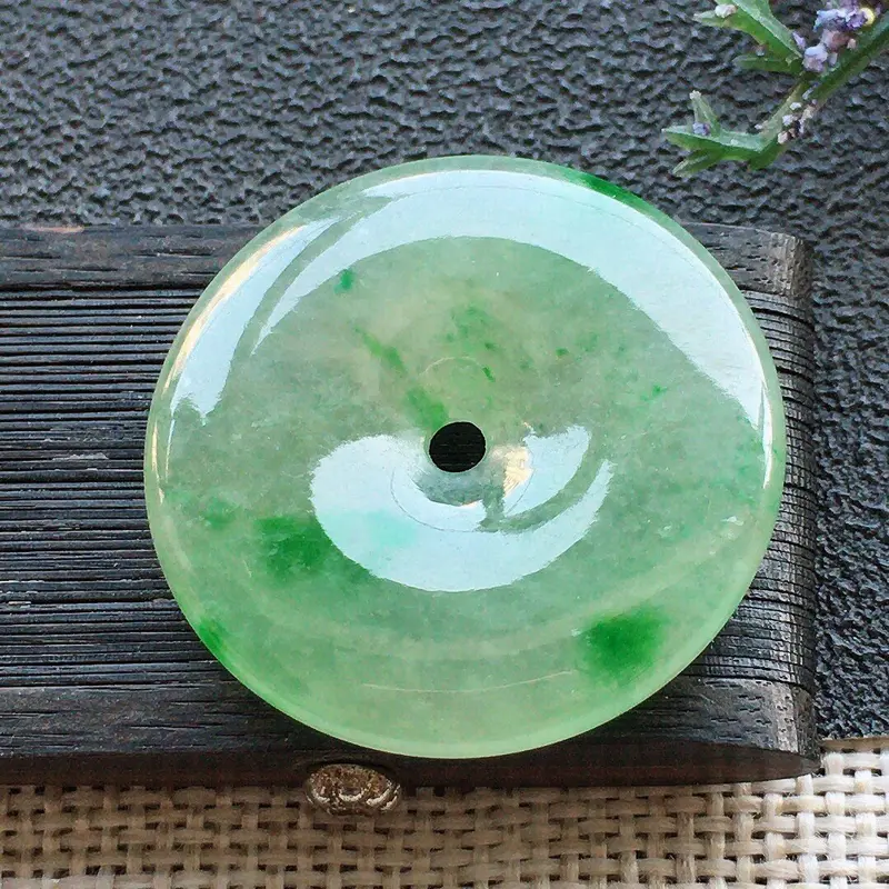 【精品翡翠平安扣吊坠,雕工精美,玉质莹润,尺寸:玉:27.4*4.5MM,总质量:7.4g】图2