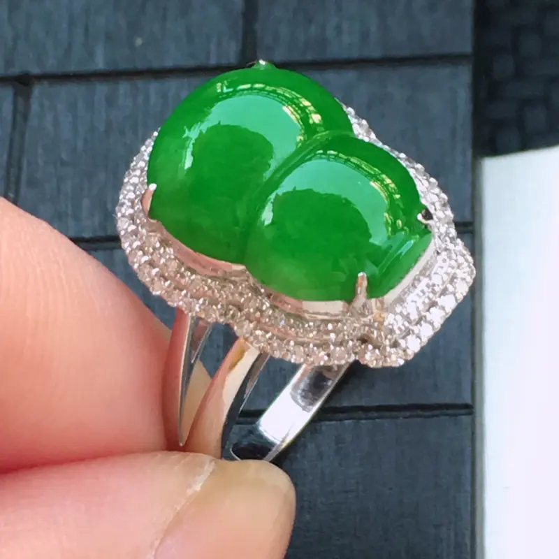 【翡翠a货,18K金伴钻糯化种满色阳绿精美翡翠葫芦戒指,玉质细腻,底色漂亮,上身高贵,尺寸连金17.9/14.3/9.8,裸石14.3/10.8/5.0,内径17.0,14号圈口】图5