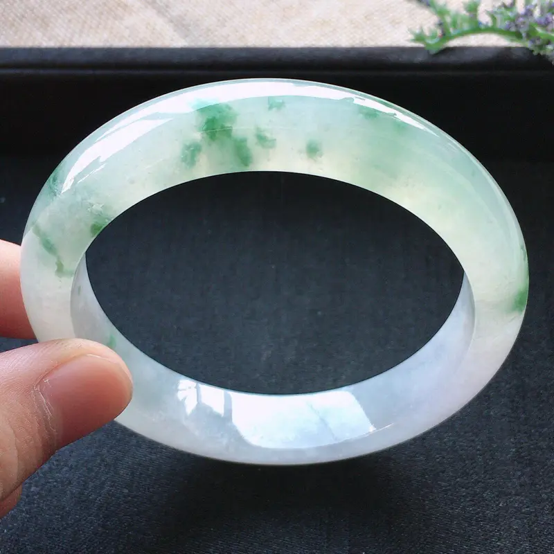 【精品翡翠手镯,雕工精美,玉质莹润,尺寸:内径:57.5MM,玉:12.8*8.3MM,总质量:59.2g】图2