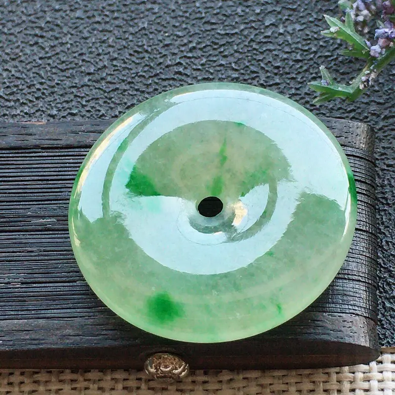 【精品翡翠平安扣吊坠,雕工精美,玉质莹润,尺寸:玉:27.4*4.5MM,总质量:7.4g】图6