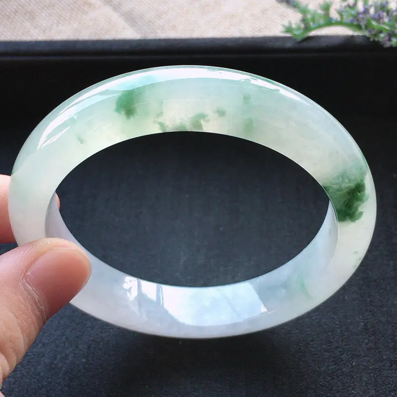 【精品翡翠手镯,雕工精美,玉质莹润,尺寸:内径:57.5MM,玉:12.8*8.3MM,总质量:59.2g】图4