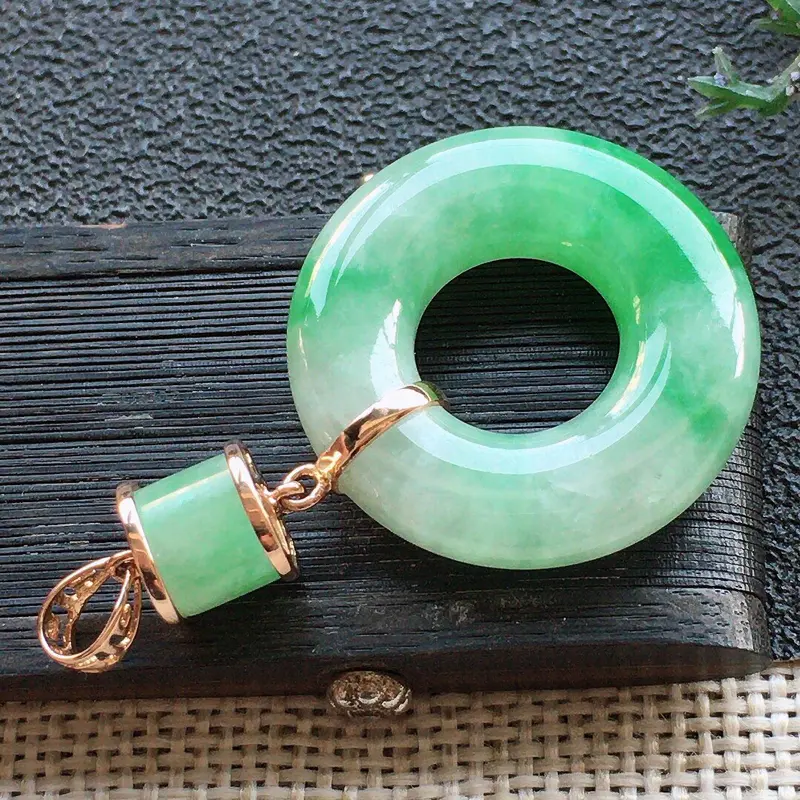 【精品翡翠18K吊坠,雕工精美,玉质莹润,尺寸:裸石尺寸:23.6*5.6MM,总质量:6.6g】图4