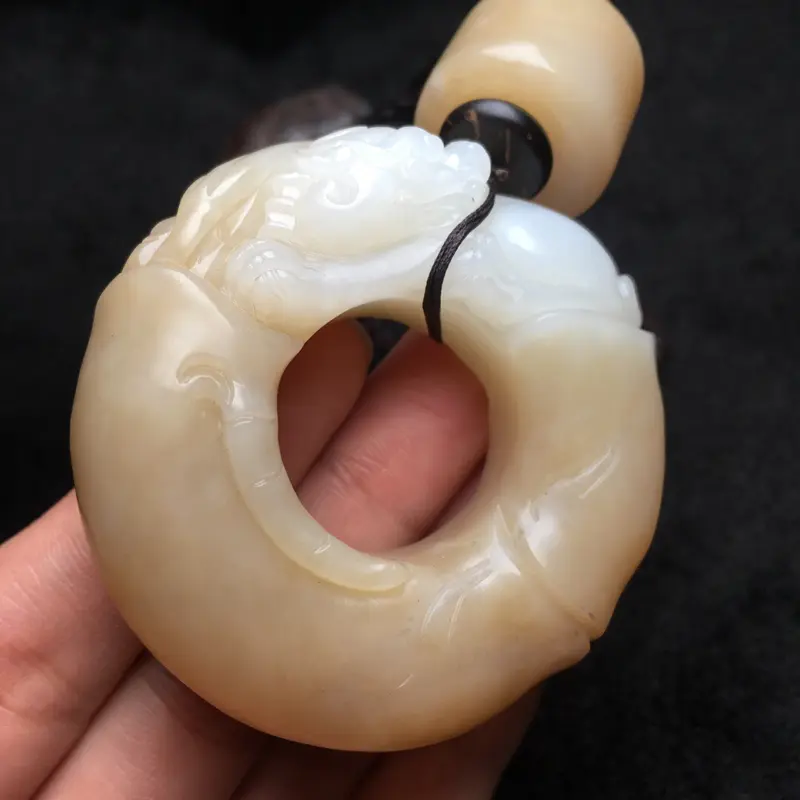 【整体规格:56.5/56/17.5/mm
重量约:107g
天然和田玉、【招财貔貅】手把件,
产自老坑俄料,糖色 精致的雕工,且玉质细腻,油性足,上手温润,品质上乘,设计大气端方,苏工雕刻,工艺精湛,配送精美挂绳】图6