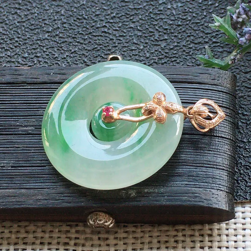 【精品翡翠18K镶嵌伴钻母子扣吊坠,雕工精美,玉质莹润,尺寸:裸石尺寸:22*3.7MM,总质量:4.2g】图6