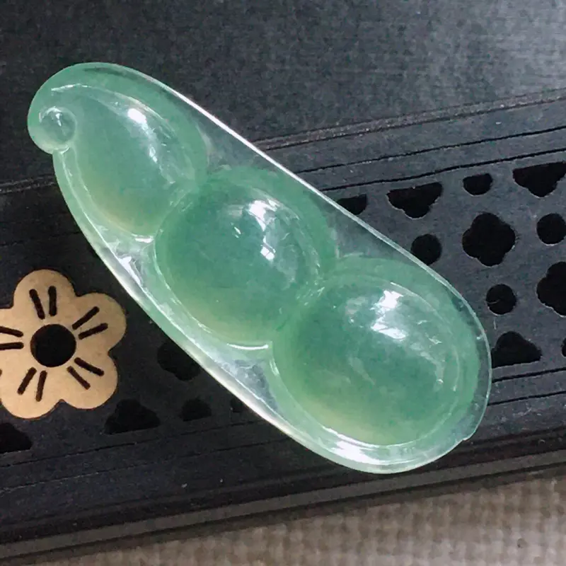【缅甸翡翠发财豆吊坠,自然光实拍,颜色漂亮,玉质莹润,佩戴佳品,尺寸:34.5*13.7*6.0mm,重4.83克】图4