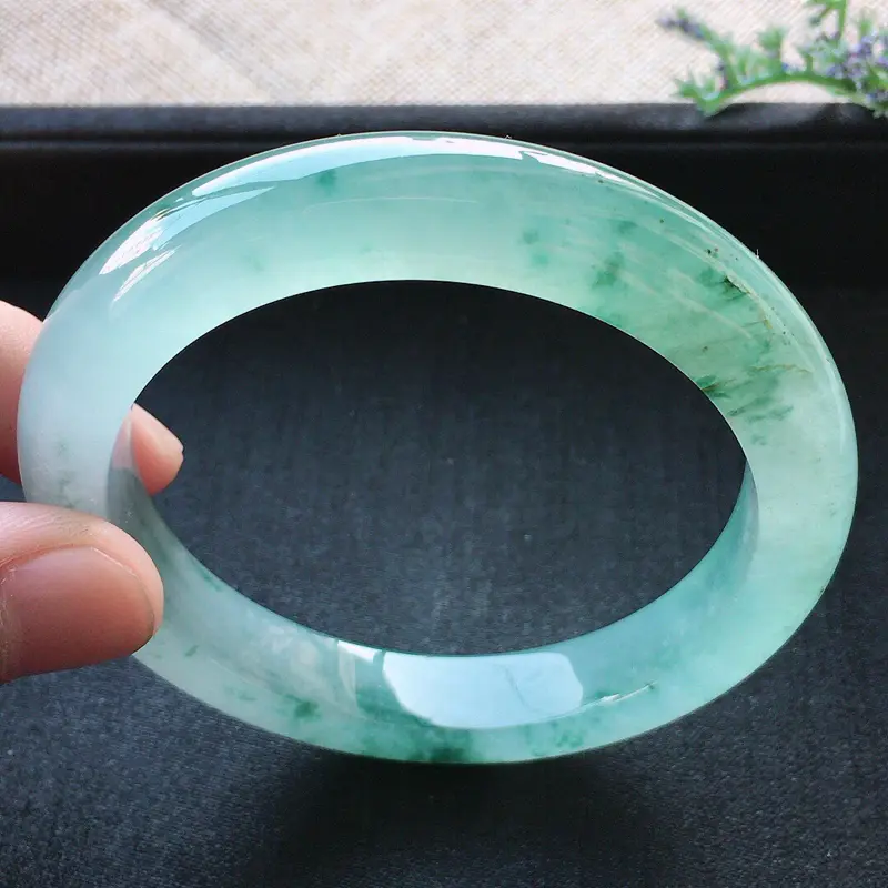 【精品翡翠手镯,雕工精美,玉质莹润,尺寸:内径:57MM,玉:11*9MM,总质量:57.4g】图5