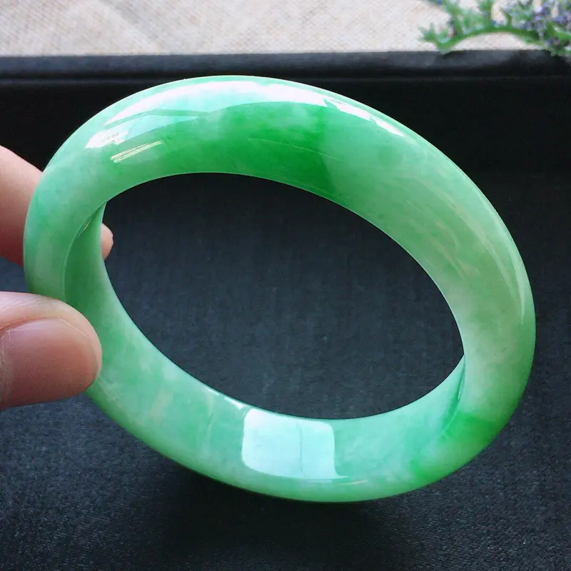 【精品翡翠手镯,雕工精美,玉质莹润,尺寸:内径:55.5MM,玉:13.7*8.4MM,总质量:64.8g】图1