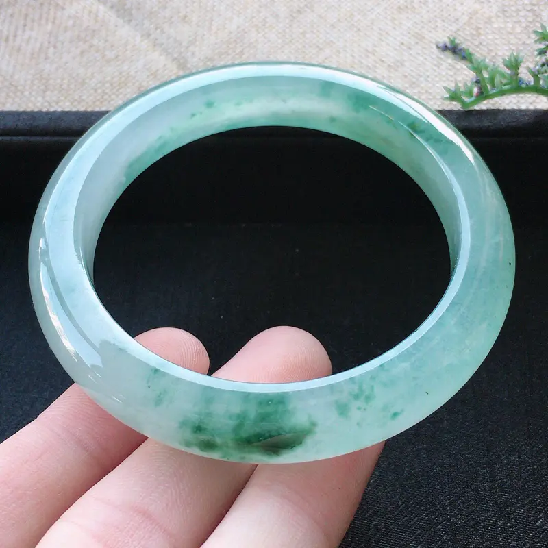 【精品翡翠手镯,雕工精美,玉质莹润,尺寸:内径:57MM,玉:11*9MM,总质量:57.4g】图8