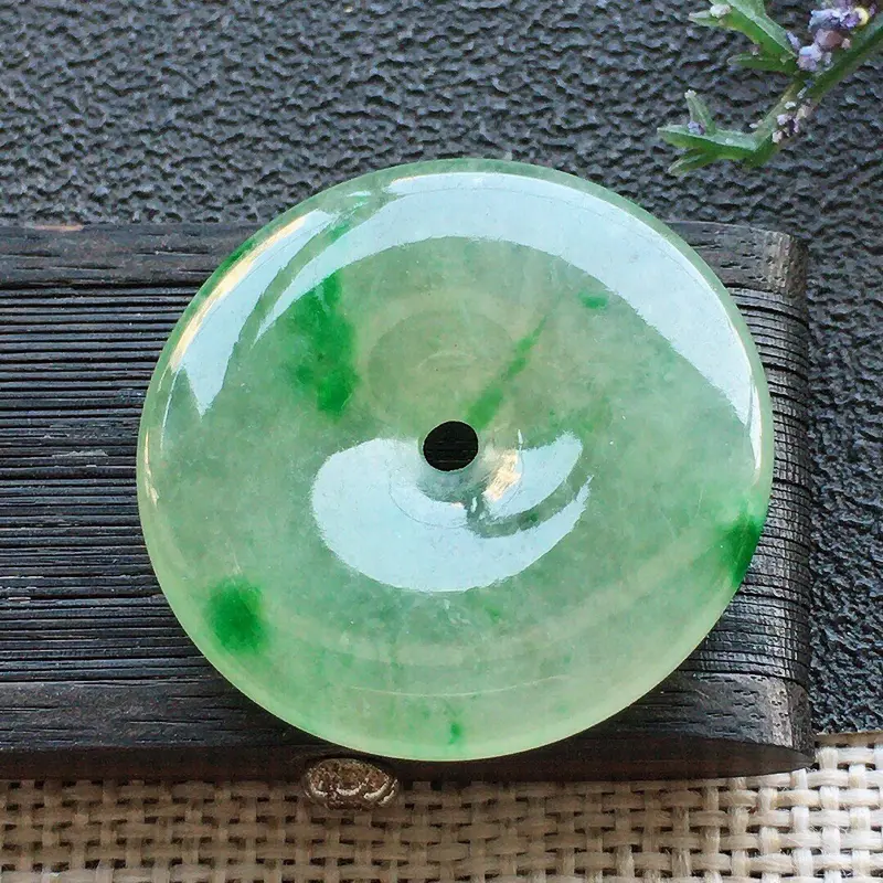 【精品翡翠平安扣吊坠,雕工精美,玉质莹润,尺寸:玉:27.4*4.5MM,总质量:7.4g】图3