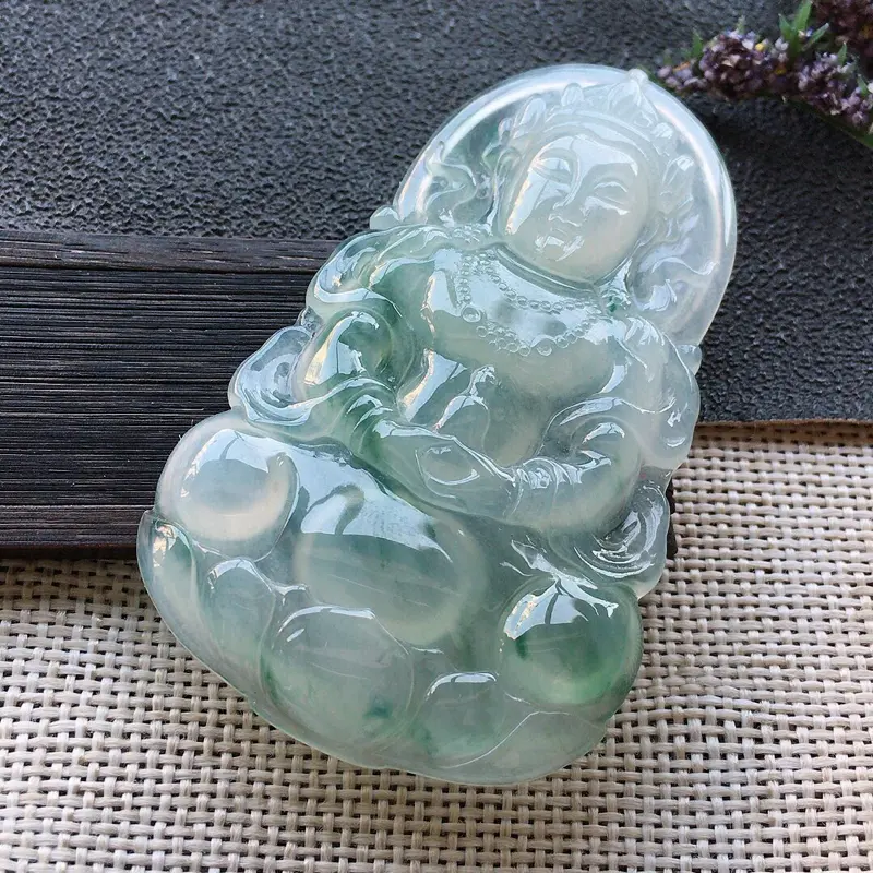 【精品翡翠观音吊坠,雕工精美,玉质莹润,尺寸:玉:60.9*37.1*5MM,总质量:17.8g】图1