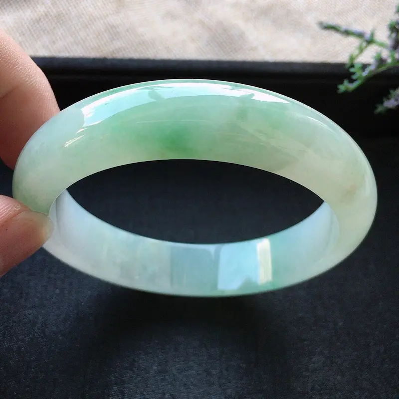 【精品翡翠手镯,雕工精美,玉质莹润,尺寸:内径:58MM,玉:13.8*7.7MM,总质量:60.8g】图7
